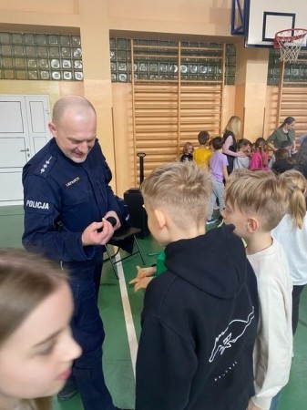 policjant-bezpieczne-ferie_11
