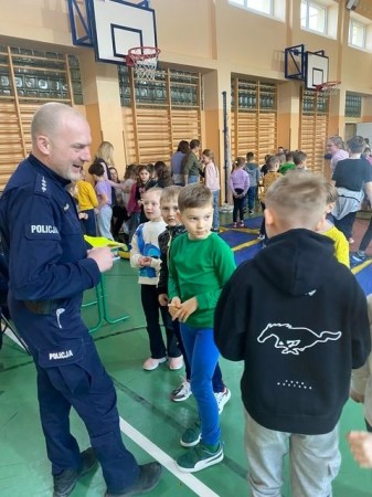 policjant-bezpieczne-ferie_12