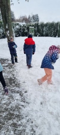 Śnieżne zabawy klasy 3b _12