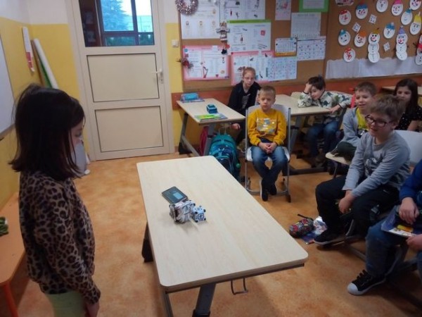 LEKCJA Z ROBOTEM COZMO W KLASIE 2A_03