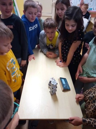 LEKCJA Z ROBOTEM COZMO W KLASIE 2A_05